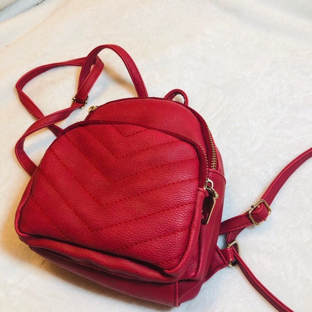 A mini backpack - Picture 2 of 4
